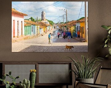 Oude kleurrijke kerkstraat in de stad Trinidad in Cuba van Michiel Ton