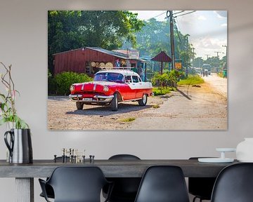 Red oldtimer car in Cuba on the side of the road von Michiel Ton