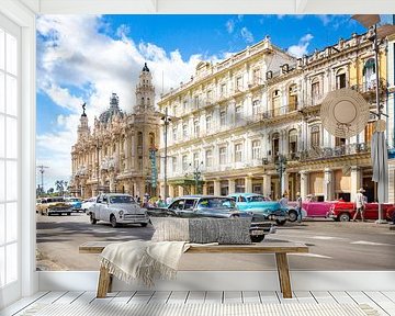 Oldtimer auto's rijden door de bruisende straten van Havana in Cuba van Michiel Ton