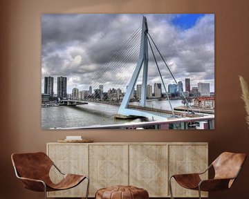 Erasmusbrug Rotterdam met dreigende wolkenlucht van Marcel van Kan