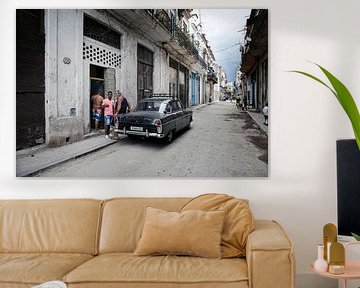 HAVANA, CUBA Scène de rue avec bâtiments colorés et vieille voiture américaine au centre-ville de La sur Tjeerd Kruse