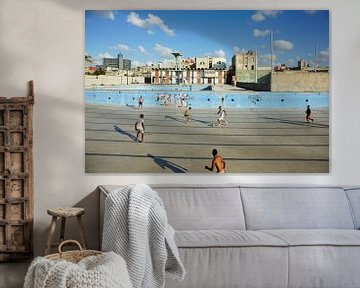 La Havane, Cuba. Piscine abandonnée où les jeunes se réunissent pour faire de la planche à roulettes sur Tjeerd Kruse