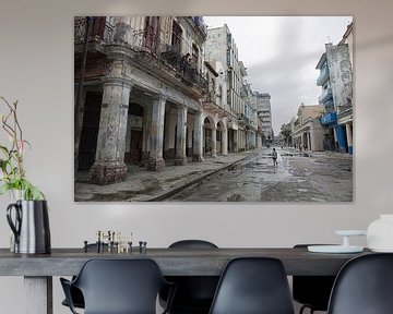 Alte Gebäude und laufende Menschen auf der Straße der Altstadt von La Havana