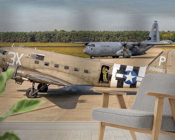 Sfeerimpressie behang: Oud en nieuw: C-47 Douglas Skytrain/Dakota & C-130J Hercules van Roel Ovinge