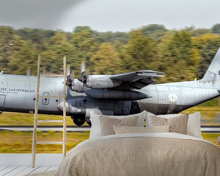 Sfeerimpressie behang: KLu Hercules transportvliegtuig G-275 "Joop Mulder" van Roel Ovinge