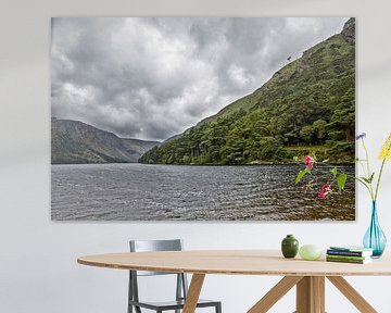 Dramatisch landschap vanuit het hart van Glendalough Valley Irish Scenery van Tjeerd Kruse