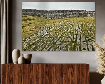Het karst landschap dichtbij Dun Aengus op het eiland Inis Mór, IERLAND van Tjeerd Kruse