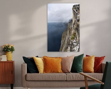 De stijle rotswand van Segla van meer dan 600 meter naar beneden