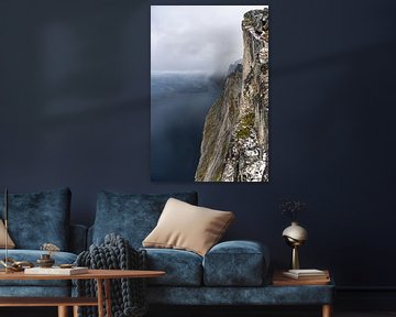 Die steile Felswand von Segla aus mehr als 600 Metern Tiefe von Jasper den Boer