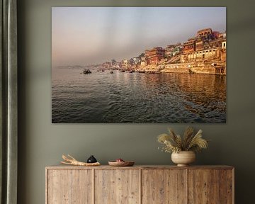 Varanasi Ganges rivier ghat met oude architecturale gebouwen en tempels gezien vanaf een boot op de 