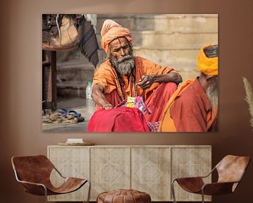 Hindoe sadhu heilige man, zit op de ghat van Tjeerd Kruse