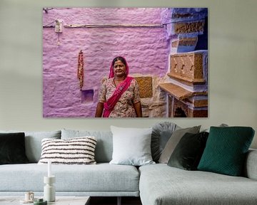 Indiaanse vrouw vooraan van geschilderde muur. van Tjeerd Kruse