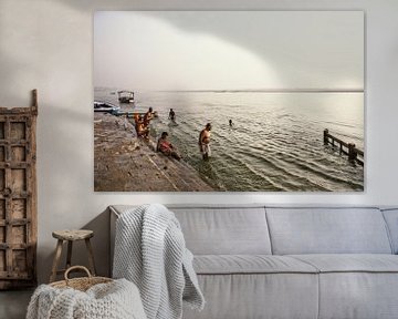 Menschen, die im Fluss Ganga in der heiligen Stadt Varanasi, Indien, rituelles Bad nehmen.