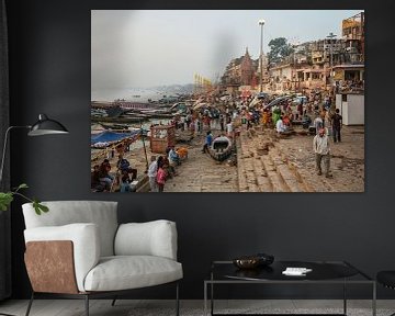 Mensen wassen en baden in de rivier de Ganges in een van de vele Ghats van de oude stad Varanasi