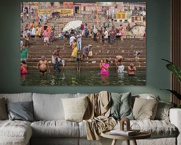 Männer und Frauen baden im Fluss Ganges während der Hindu-Puja, Varanasi, Indien. von Tjeerd Kruse