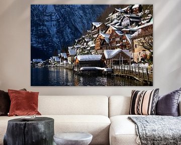 Traditionele houten huizen aan de oever van het Meer van Hallstatt in de sneeuw in de winter van iPics Photography