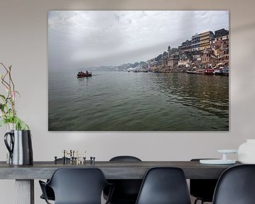 Toeristen genieten van een boottocht op de heilige rivier de Ganges Varanasi, India