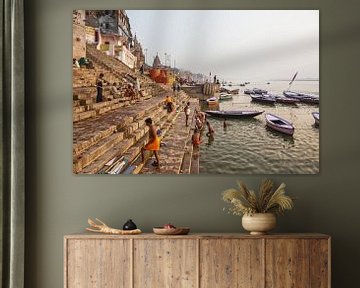 Varanasi, India. Mannen baden zich in de rivier de Ganges van Tjeerd Kruse