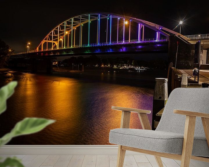 Sfeerimpressie behang: Brug bij Deventer over de IJssel in regenboogkleuren van VOSbeeld fotografie