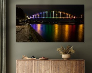 Regenboog brug bij Deventer over de IJssel op Comingout-Dag