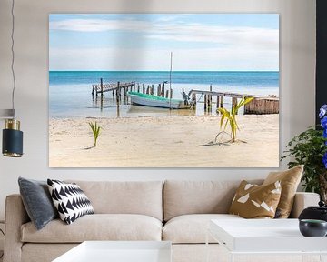 A boat at a pier on Caye Caulker in Belize von Michiel Ton