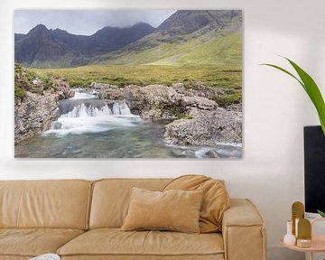 Fairy Pools Wasserfälle mit Black Cullins als Hintergrund von Max Mayorov