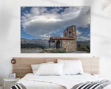 Kleine kapel in de bergketen Picos de Europa in Noord Spanje van Harrie Muis