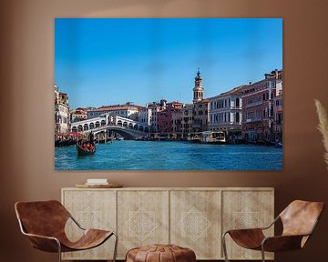 Blick auf die Rialto Brücke in Venedig, Italien von Rico Ködder