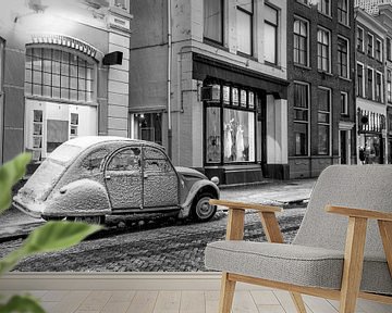 Klassieke Franse Citroën 2CV aan de kant van de straat in de oude stad. van Sjoerd van der Wal Fotografie