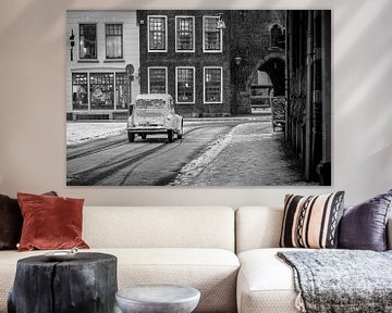 Klassieke Franse Citroën 2CV op een besneeuwde straat in de oude stad van Sjoerd van der Wal Fotografie