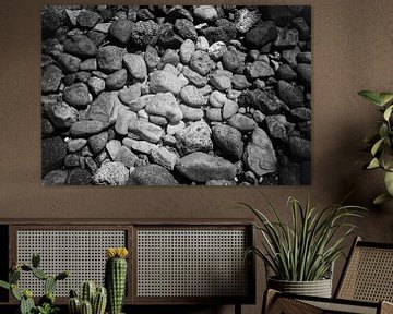 Ein Meer von Steinen in schwarz-weiß von Dennis Schaefer