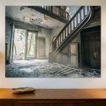 Treppe in der verlassenen Villa, Belgien von Art By Dominic