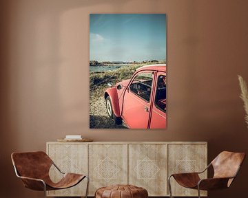 Franse klassieke Citroën 2CV auto geparkeerd in de duinen in de buurt van het strand in Bretagne, Fr van Sjoerd van der Wal Fotografie