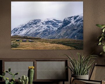 Bergen met sneeuw in Noorwegen, Scandinavië van Anneloes van Acht