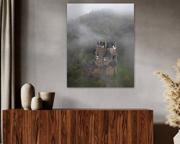 Burg Eltz in de mist in Duitsland van Jos Pannekoek