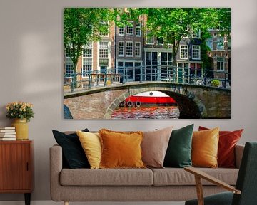 Brug en woontboot in Amsterdam in het voorjaar