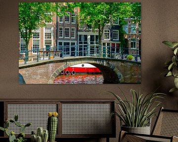 Brug en woontboot in Amsterdam in het voorjaar van Sjoerd van der Wal