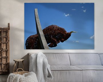 Het welbekende kunstwerk van de stier op de Redbull Ring in Oostenrijk van Quint Wijnhoven