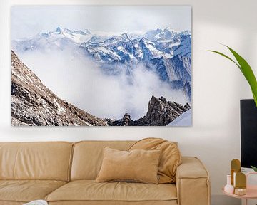 Sfeervolle compositie van hoge bergtoppen in de wolken. Een combinatie van warme en koude kleuren van Hidde Hageman