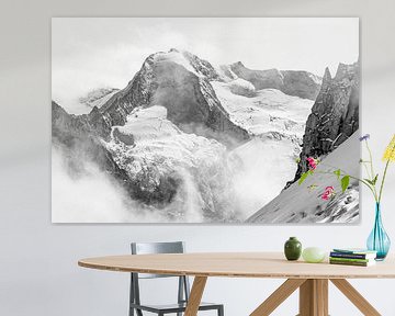 Au-dessus des nuages, le sommet d'une montagne glaciaire rugueuse, en noir et blanc. sur Hidde Hageman