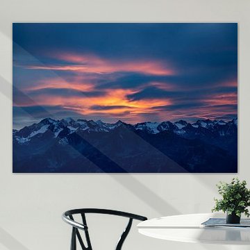 Le soleil du soir brille sur les nuages dansants des Alpes