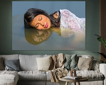 Portret gezicht van vrouw met spiegelbeeld in natuurlijk water van Ben Schonewille