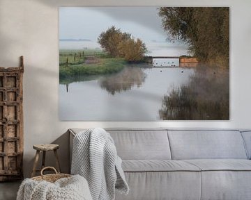 Dispositif aquatique avec pont dans un paysage de polder brumeux