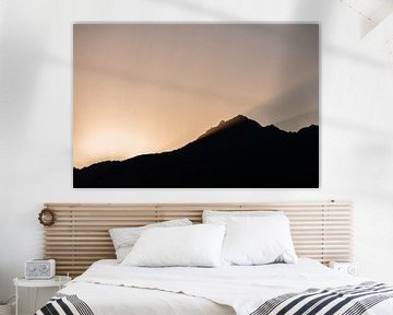 Bergsilhouette im warmen Gegenlicht (Abendsonne) von Hidde Hageman
