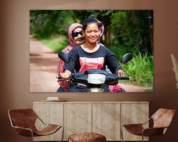 Vrouwen op een scooter in Cambodja van Monique Tekstra-van Lochem