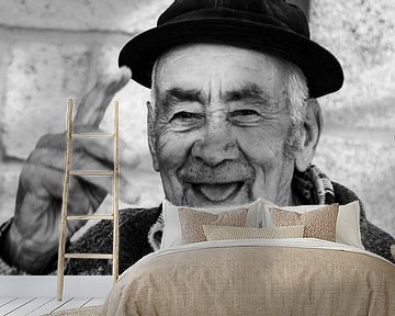 Vrolijke oude man in Portugal (zwart-wit) van Monique Tekstra-van Lochem