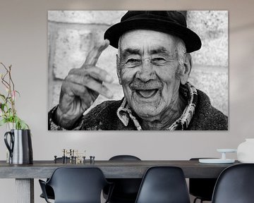 Vrolijke oude man in Portugal (zwart-wit)