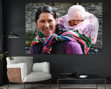 Mère bolivienne avec enfant au dos sur Monique Tekstra-van Lochem