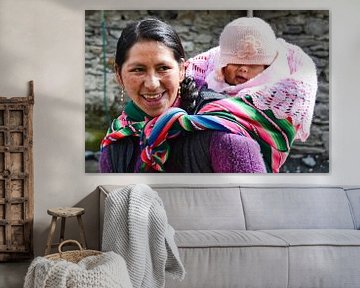 Boliviaanse vrouw met kind op rug in kleurige doek