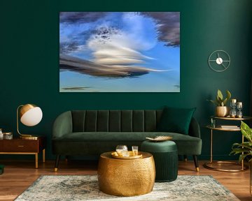 Een lenticularis wolk met een blauwe lucht als achtergrond